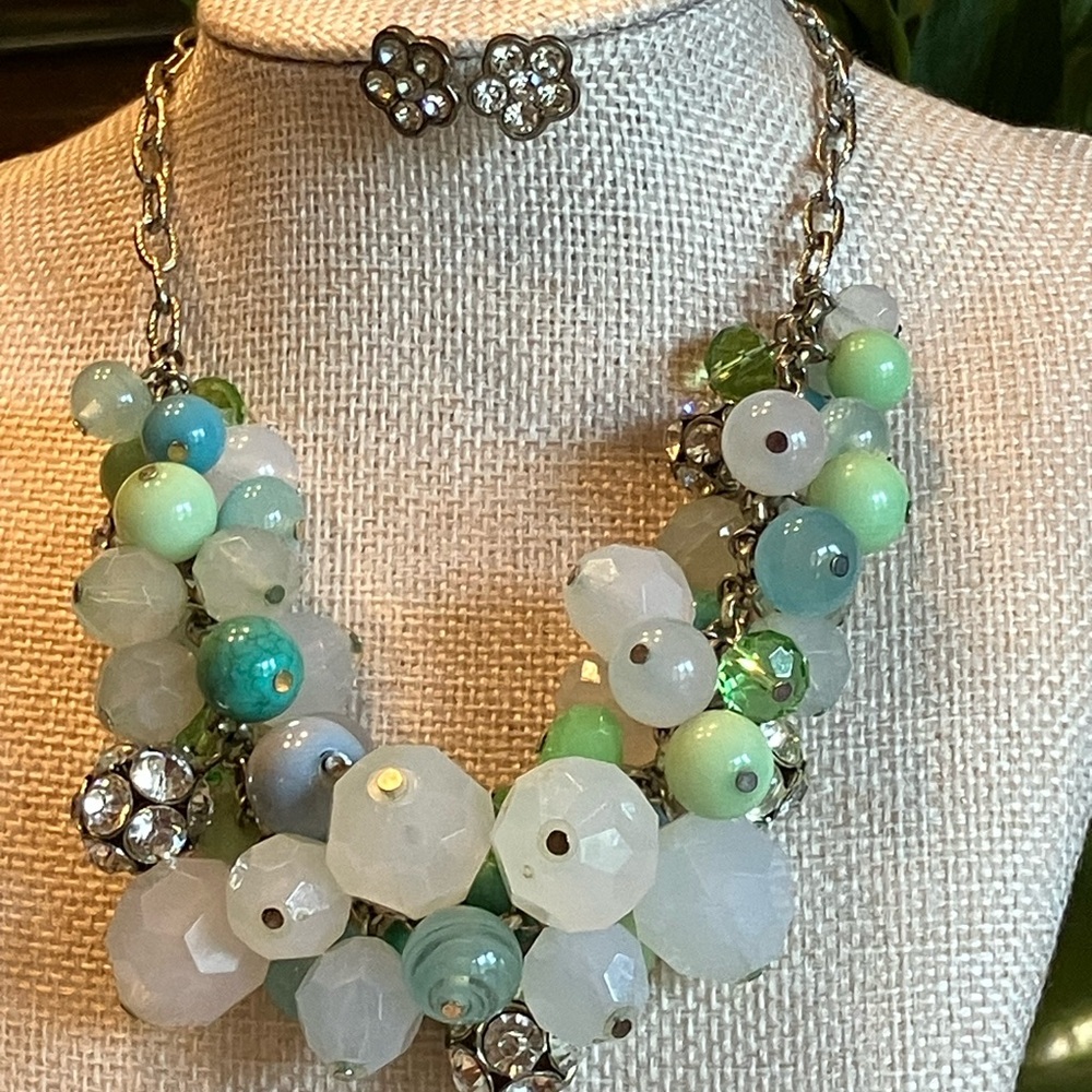 SEAFOAM GREEN  CLEAR  CRYSTALS NECKLACE - Picture 4 of 10